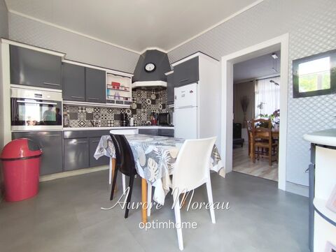   Fort potentiel pour cet ensemble habitation et commerce sur la commune de WASSIGNY (02) Maison - 7 pice(s) - 200 m