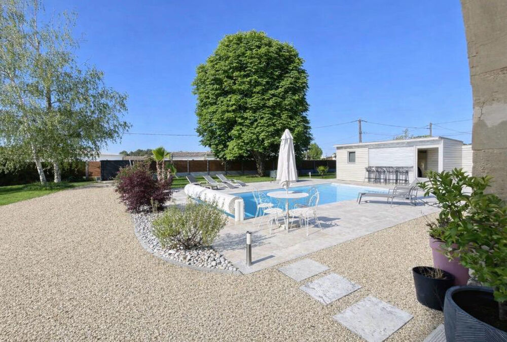 10 kms de Saint-André de Cubzac : Girondine R+1 en pierre en mitoyenneté 250 m2 sur 1326 m2 de terrain - Cuisine indépendante