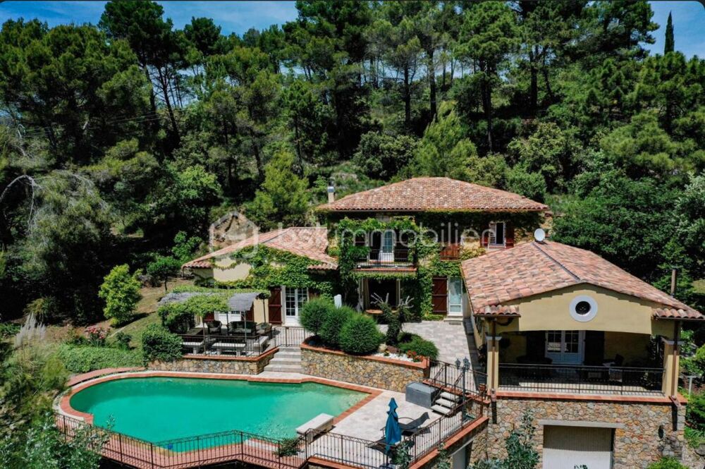 Villa traditionnelle 250 m² T2 terrain 7300 m² Piscine