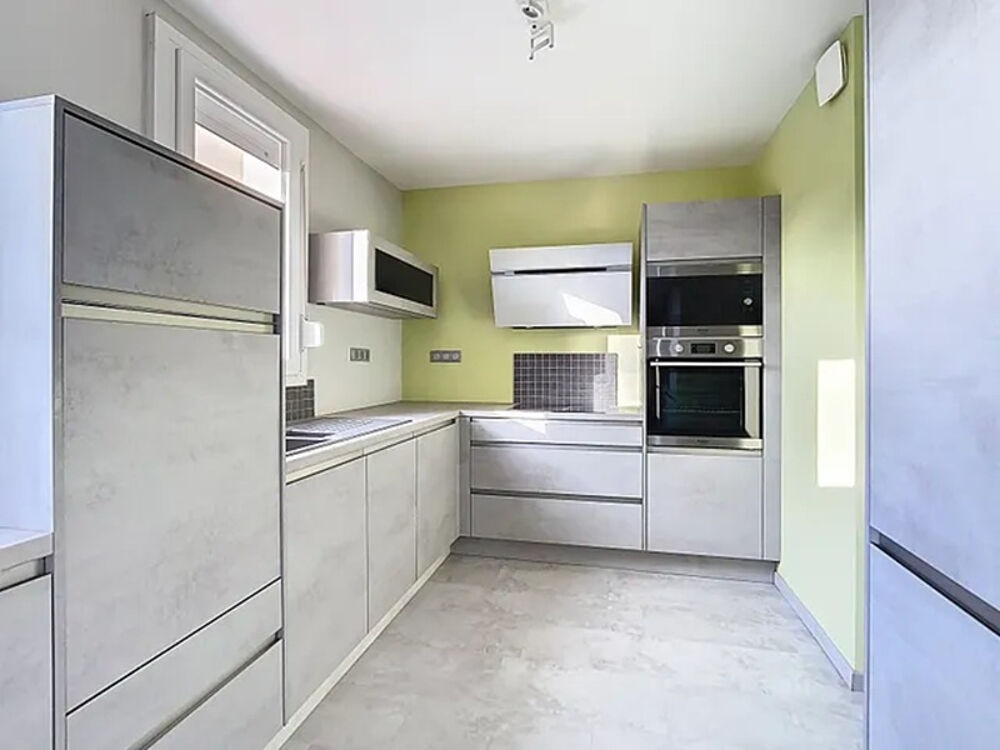 Appartement/"maison" 7 pièce(s) 145.40 m2, avec véranda, garage fermé, place de parking extérieur, refait à neuf