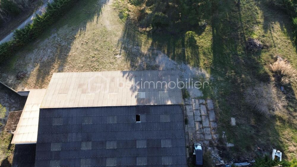 Hangar de 400 m2 sur une grande parcelle , situé dans la campagne de Cheval-Blanc
