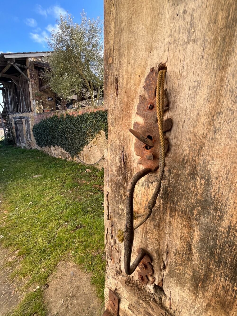 BEAUMARCHES MAISON de 1720 en pierres, 3 chambres, dans son jus, avec grange et jardin 680m2, école et commerces de proximité,