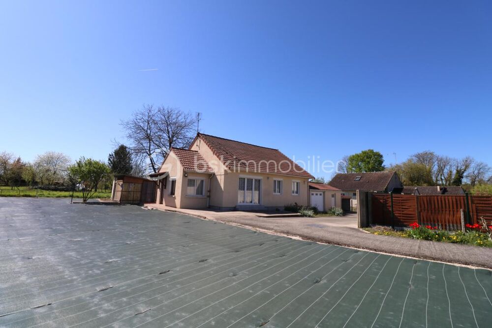 Maison de plain-pied très proche de la gare, 4 pièces, 2 chambres, atelier, dépendances, garage et jardin!