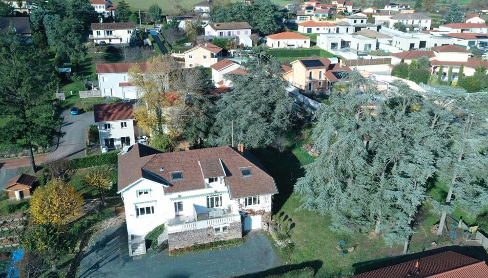 Propriété comprenant 3 appartements dans un parc arboré de 2753 m²