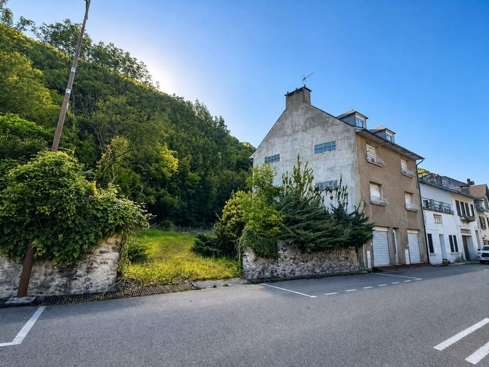 Maison de caractère avec deux appartements indépendants, garages et grand jardin