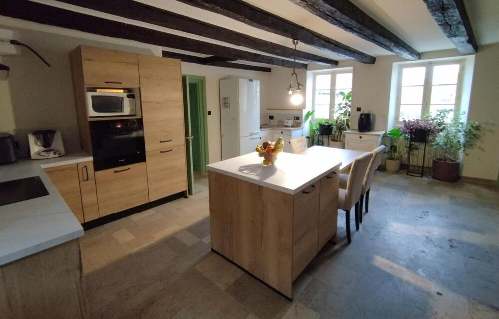 Chazelles, proche La Rochefoucauld. Maison de caractère de 223 m², 5 chambres, cour et grange