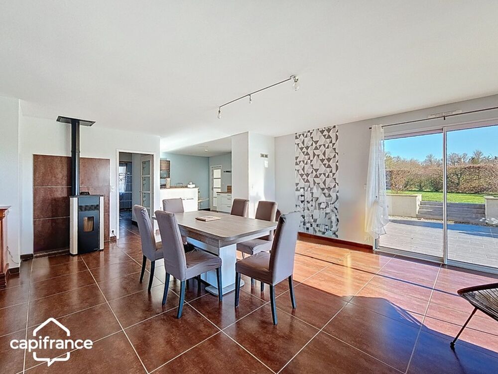 Maison de plain-pied 121 m²  3 chambres  3 garages (87m²)  terrain clos 1 454 m²  Boussais (79) proche Airvault