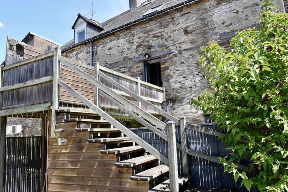 LA GACILLY 56200  Maison de caractère plus murs commerce avec revenu locatif, piscine et jardin clos de murs