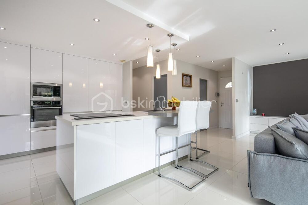 Maison de plain-pied avec 4 chambres, piscine et double garage