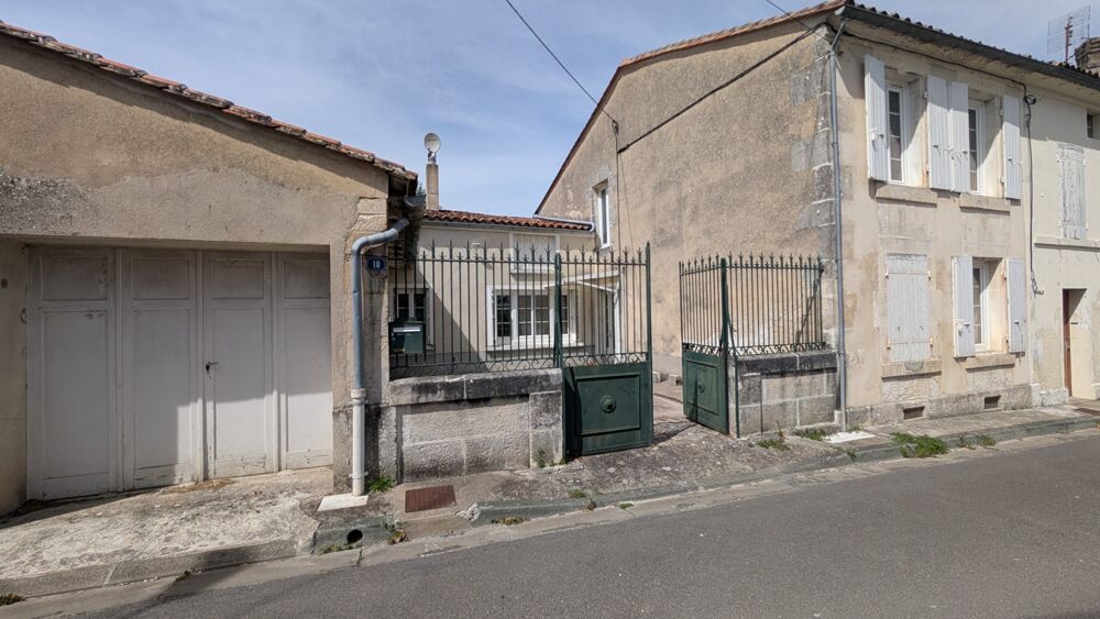 Vente Maison SEGONZAC (16) Charmante maison de ville avec cour et dépendance. Idéal premier achat ou investissement Segonzac