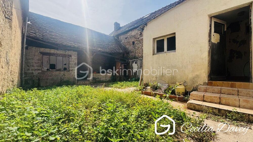 *** Nouveauté : Belle opportunité de rénovation avec fort potentiel pour cette fermette du XIXème siècle, de plain-pied, avec dé