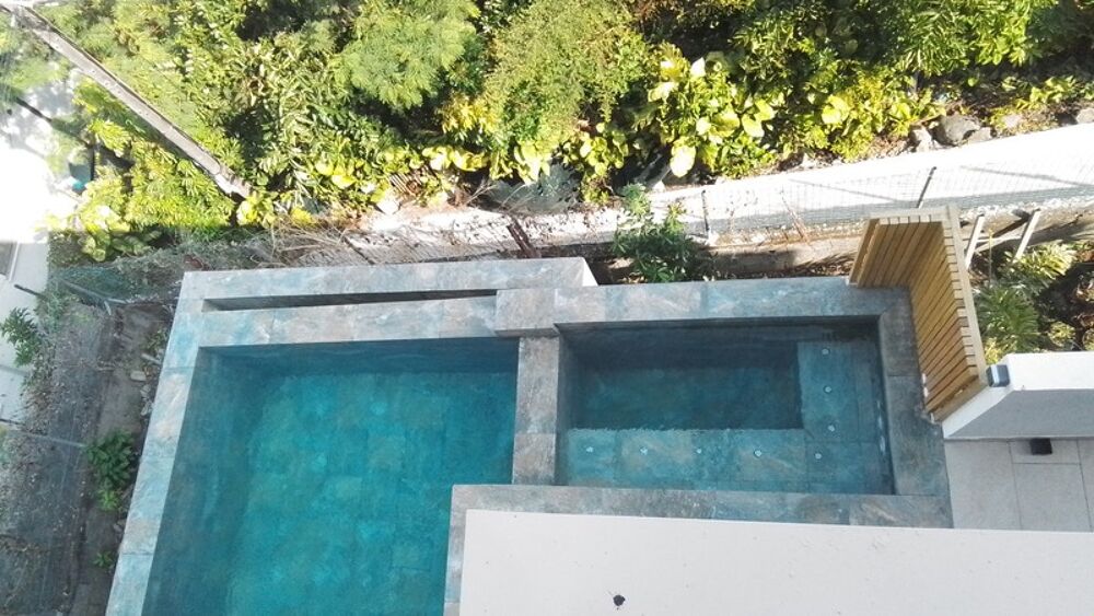 Villa haut standing récente avec piscine à débordement