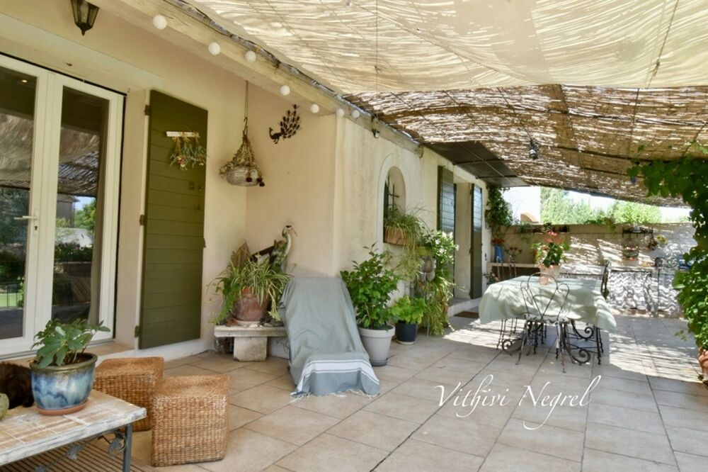 Maison au pied des Alpilles de plus de 200 m2 et 2 dépendances à MOURIES (13)