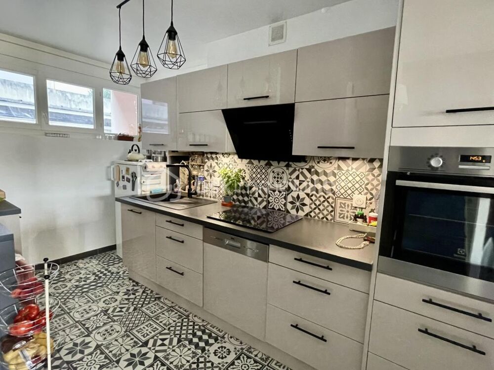 Vente Duplex/Triplex Le duplex qui réconcilie les amoureux de la maison et de l'appartement ! – 3 chambres, sous-sol total, garage et aucun voisin au Melun