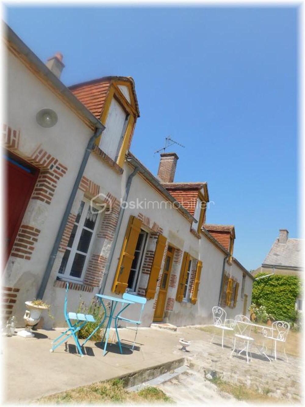 Propriété de plus de 9000 m2 comprenant 1000 m2 de bati dont 437 m2 habitable