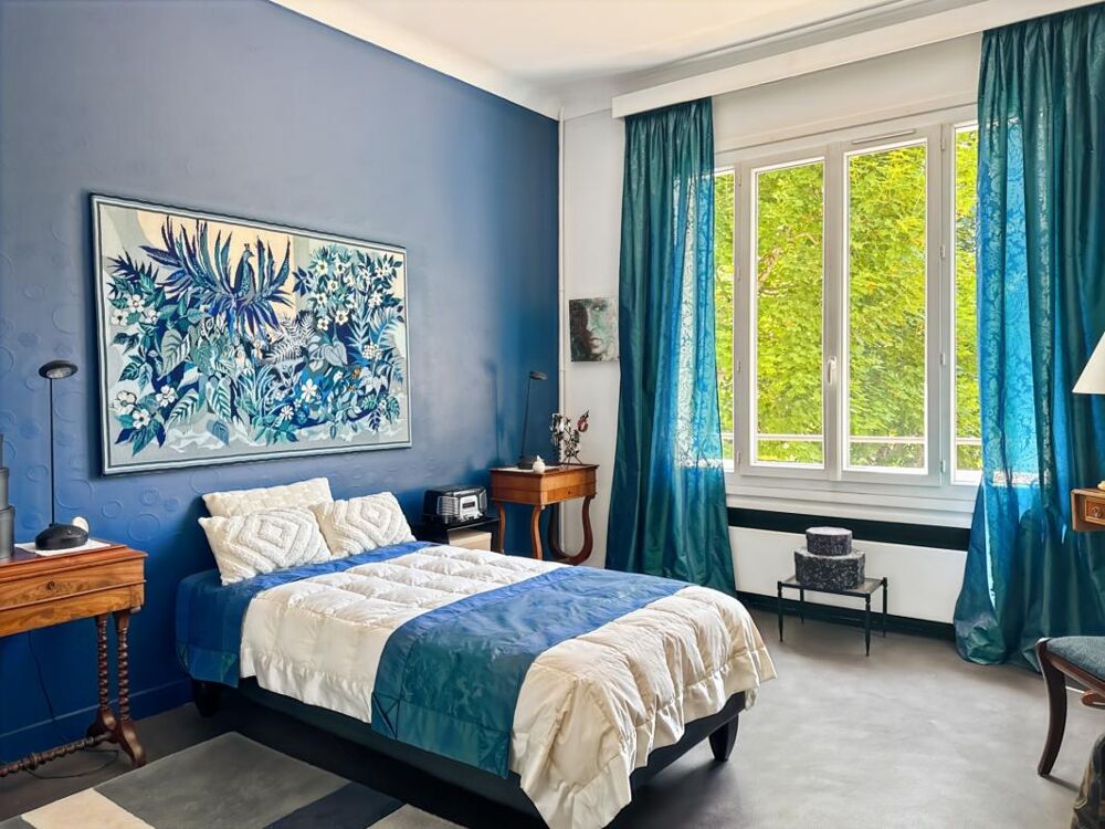 VICHY  Quartier République  Appartement de caractère 80 m² avec garage et caves dans maison Art déco