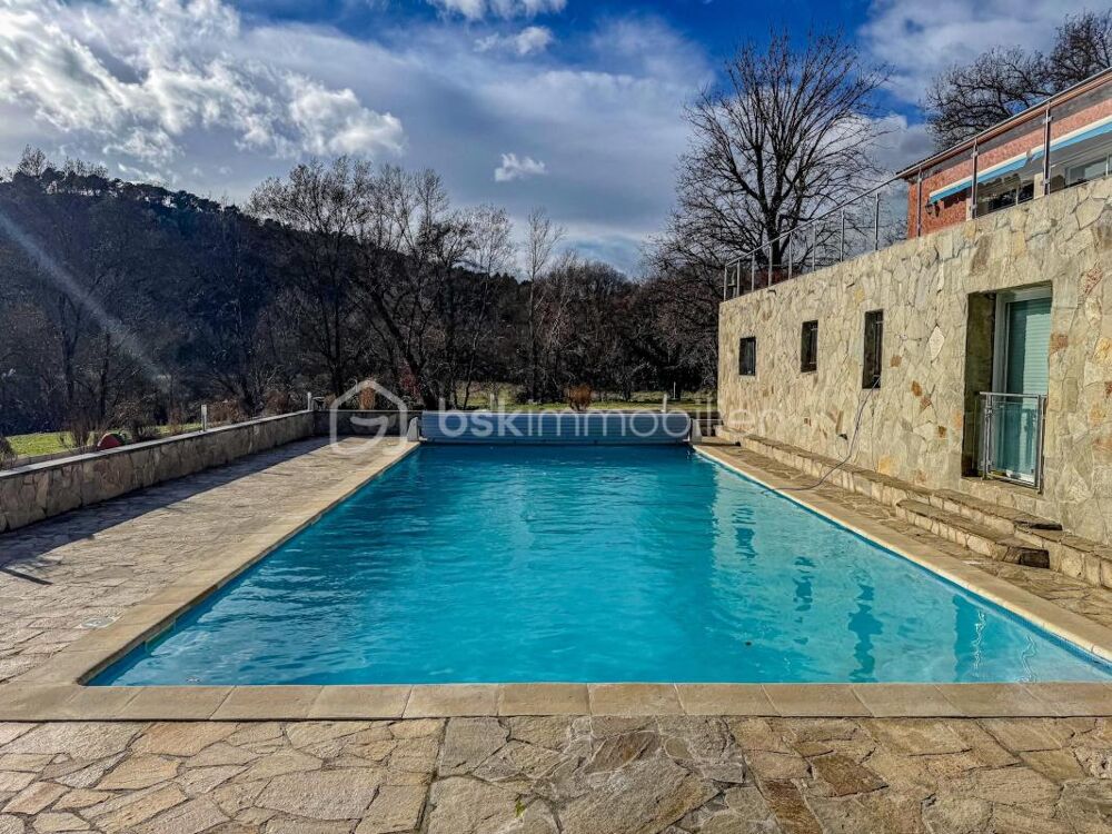 À CHATEAUVERT (83670) PROPRIÉTÉ DEXCEPTION DE 570 m² AVEC DEUX APPARTEMENTS INDÉPENDANTS, PISCINE, GRAND TERRAIN ET ACCÈS À LA