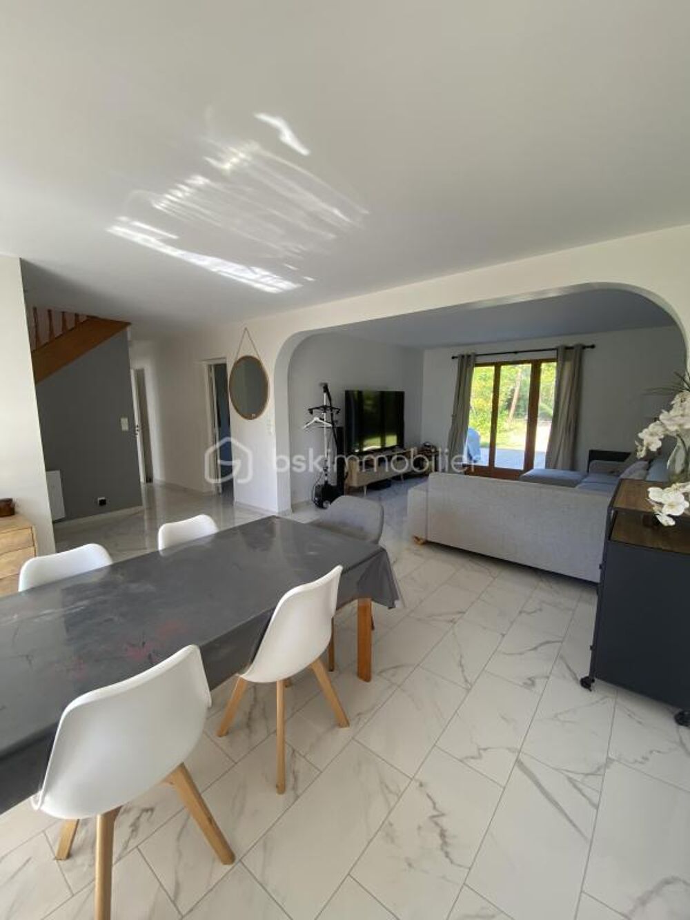 Maison familliale avec vie de plain pied, 6 chambres sur sous-sol total