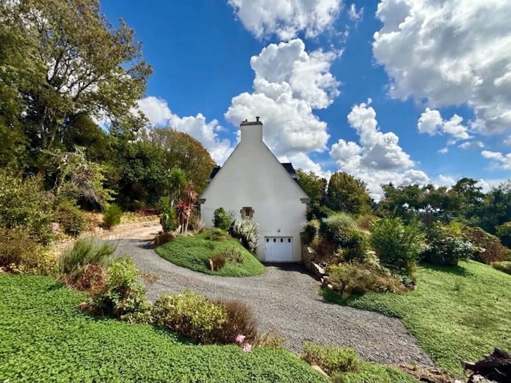 QUIMPER (29)  LE STANGALA  Maison de 210 m² habitables, édifiée sur une parcelle de 12 000 m², avec sous-sol intégral