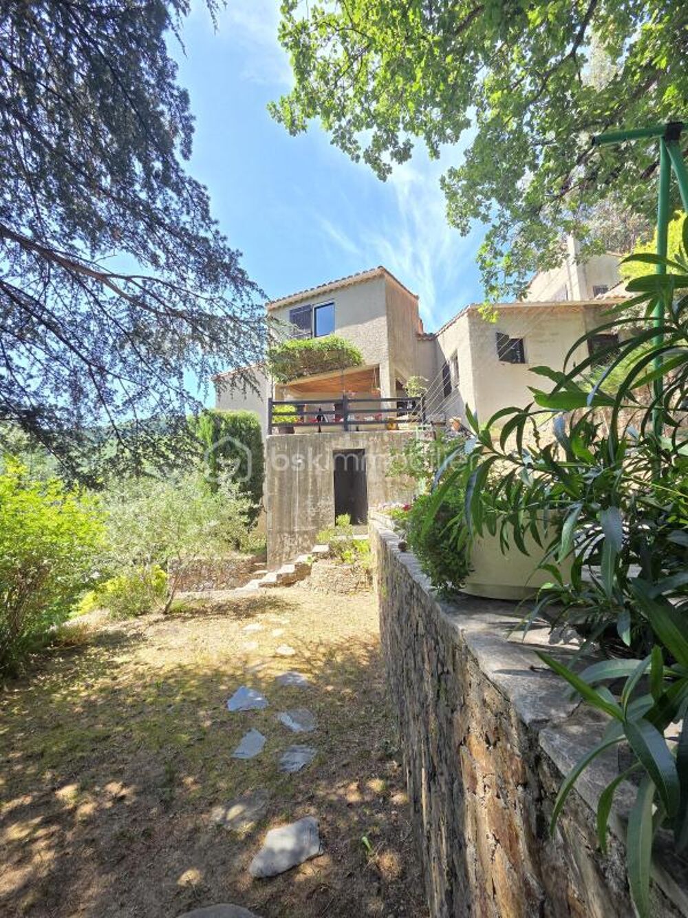 Maison d'architecte atypique 6 pièces sur un terrain de 2000 m2, piscine, 2 garages, vue dominante sur les Cévennes