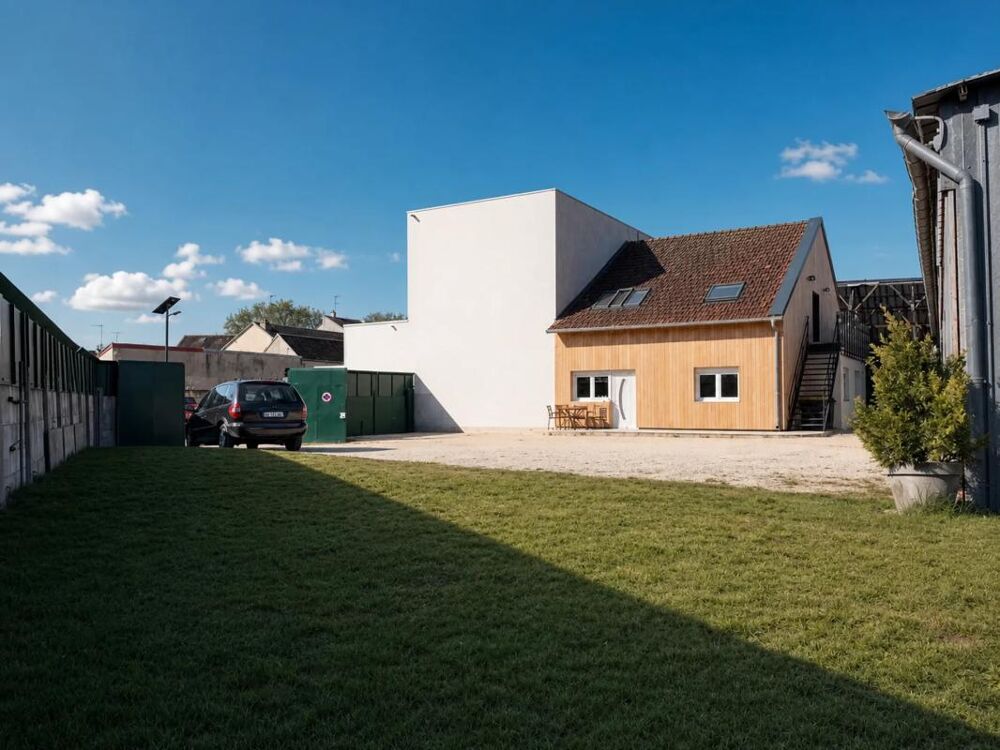 Immeuble de 3 logements Hangar multi cellules sur 1400m2