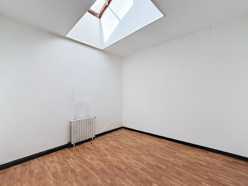 Maison de ville 90 m²  Grand séjour avec mezzanine  2 chambres  Deux garages et cave  Centre de Sainte-Foy-la-Grande