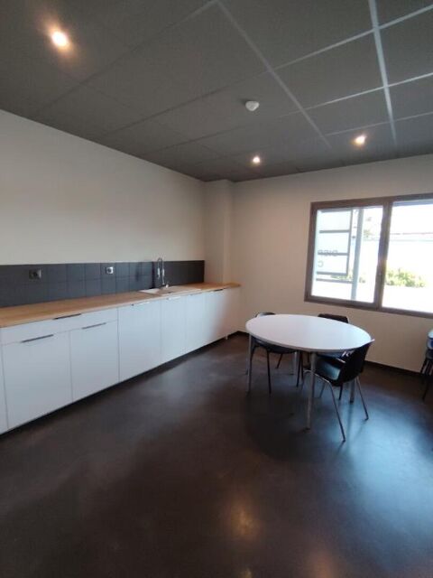   À LOUER - 750 m² divisibles Local d'activité mixte avec Showroom, Bureaux et Stockage 