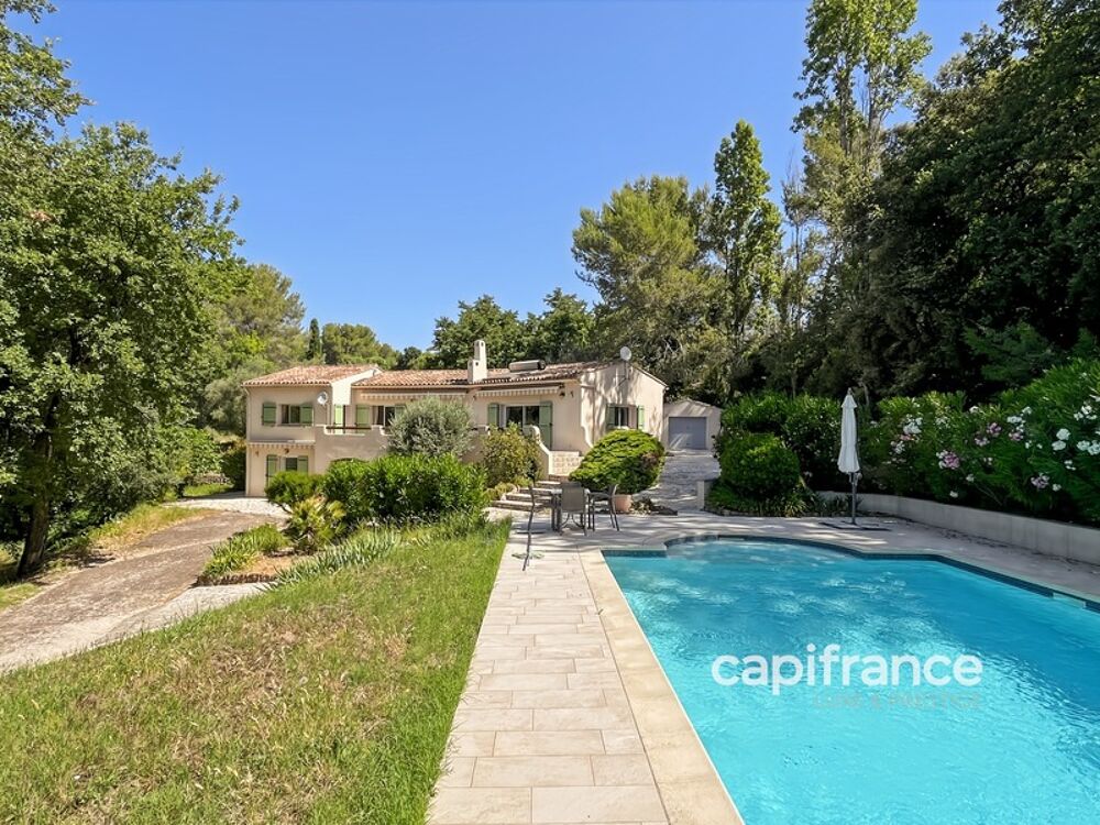 Villa à vendre 7 pièces avec piscine à BAGNOLS EN FORET (83)