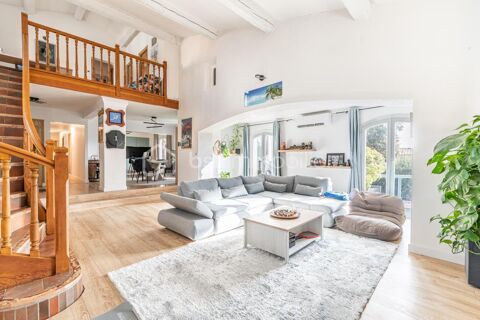   DPT VAR  83 : SPACIEUSE MAISON  - IDEAL FAMILLE - GRAND PARKING Maison - 7 pi�ce(s) - 196 m�