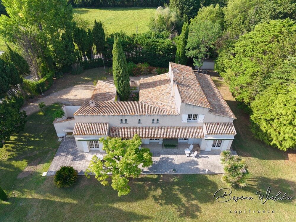 Propriété de 300m² sur 9000m² piscinable avec 2 garages et dépendance