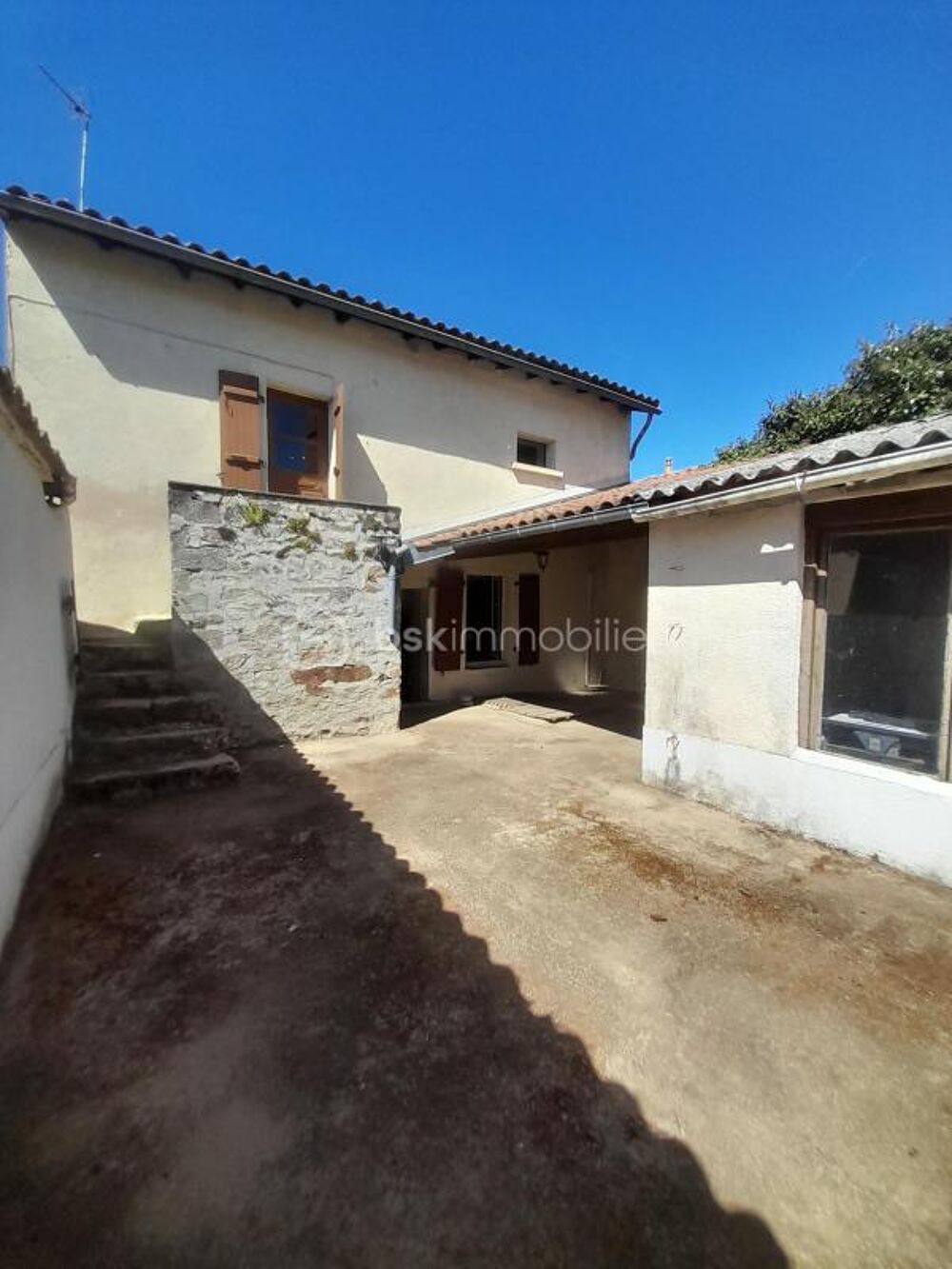 Maison avec jardin, 2 garages et fort potentiel  Le Dorat