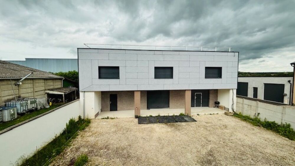   À Meaux – Espace, fonctionnalité et confort ! Entrepôt de 326 m² sur deux niveaux avec bureaux + maison de 85 m² (2 chambres ou 