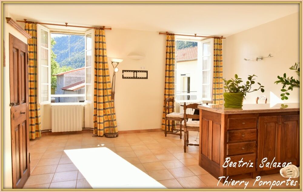 2 apparts 158m2, hangar 78m2, 2 garages, emplacement Camping Car + 4.8ha de colline + une source
