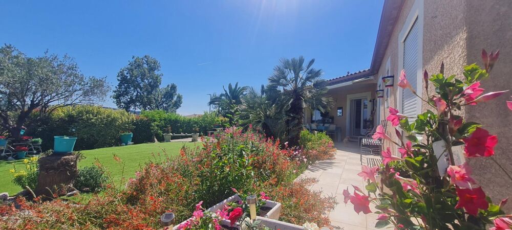 Splendide villa de 140m² avec double garages/piscine/ vue dégagée sur 1161m² de terrain