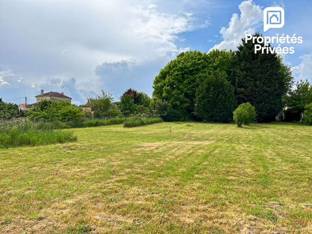 Maison à rénover avec terrain constructible de plus de 3 000 m² - Fort potentiel à Pugnac, proche commerces, projet de division