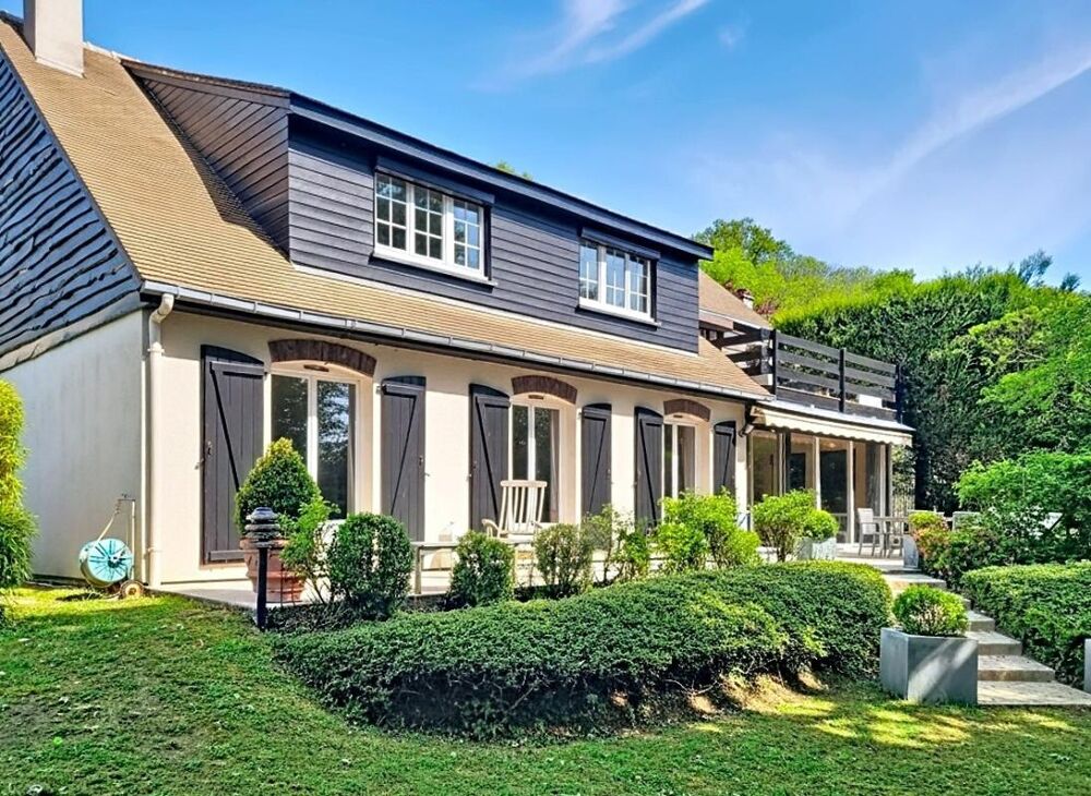 Maison familiale de 5 chambres, beaux espaces de réception sur jardin paysagé