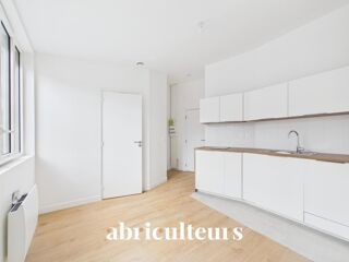 Vente Appartement Charmant appartement T2 rénové avec vue dégagée Paris 18