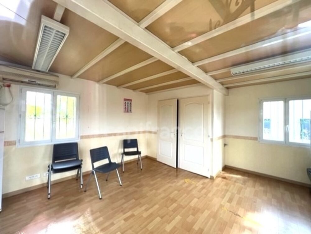  Dpt Charente Maritime (17), à vendre proche de SAINTES Entrepots parkings et Bureaux Saintes