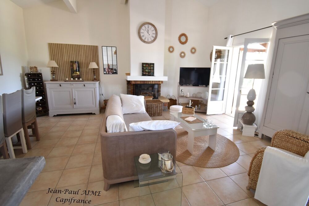 BARJAC  Une propriété de 210 m2 dont un appartement de 70 m2 avec panorama sur les Cévennes, à quelques pas du coeur du village