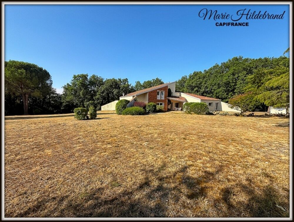 Maison d'architecte de caractère  285 m² habitables  Vue dominante  Piscine  Grand garage