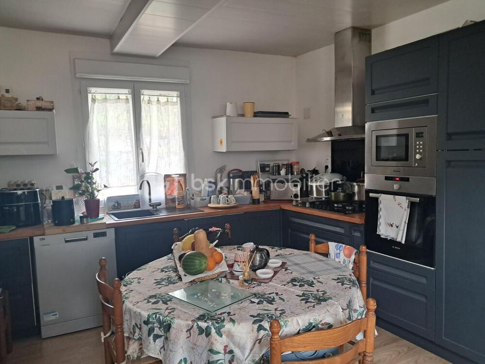? ? MAISON EN PIERRE  5 CHAMBRES  VIE DE PLAIN-PIED  COUR FERMÉE  160 000 €
