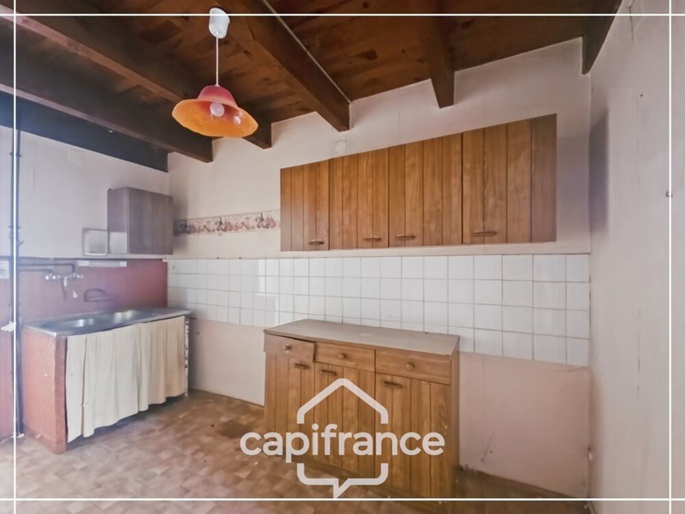 Maison en pierre à rénover avec cour et garage au coeur de Puymirol