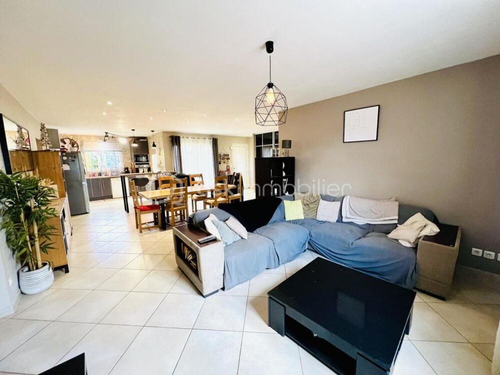 Dans une impasse maison de plain-pied avec 4 chambres et piscine
