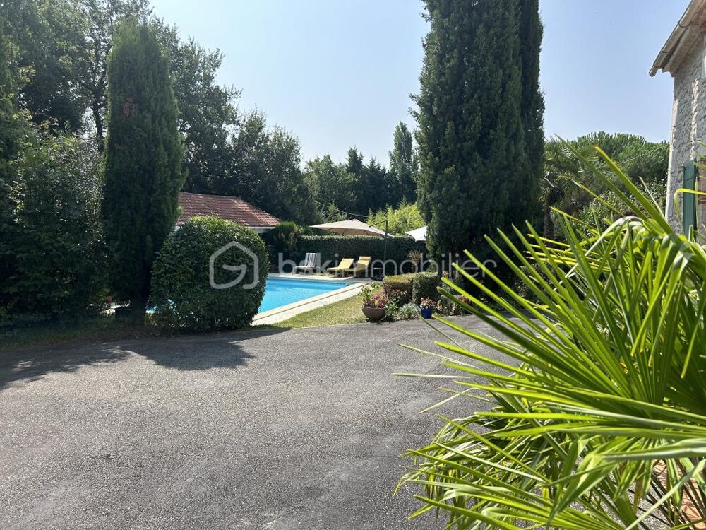 Superbe maison en pierres -piscine- dépendances - terrain