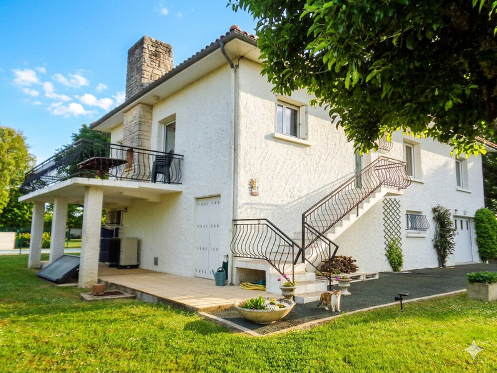 Maison à vendre FONTCOUVERTE (17) 12 pièces 218m2 (3 logements) parcelle de 4000m2