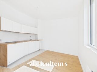 Vente Appartement Charmant appartement T2 rénové avec vue dégagée Paris 18
