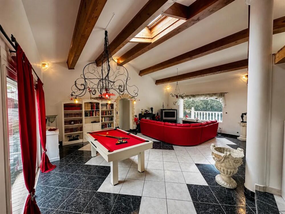 Vente Villa Villa de 200 m² : volumes généreux, terrasse plein sud, piscine chauffée et parc de 2 300 m² Limoux