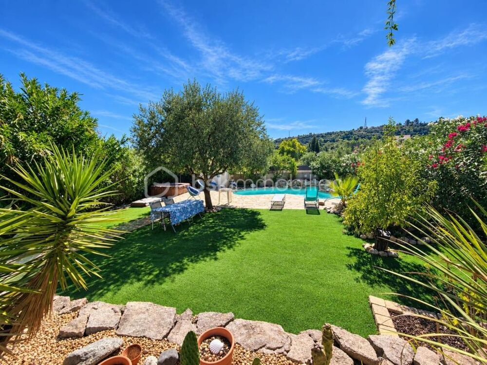 Magnifique villa 4 faces - 3 chambres - bureau - piscine - jaccuzi - parkings