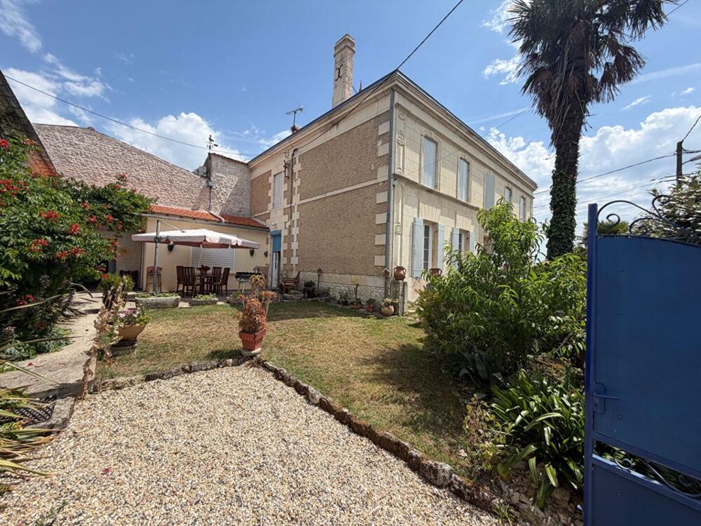Maison Charentaise de 271 m2 avec 3581m2 de terrain