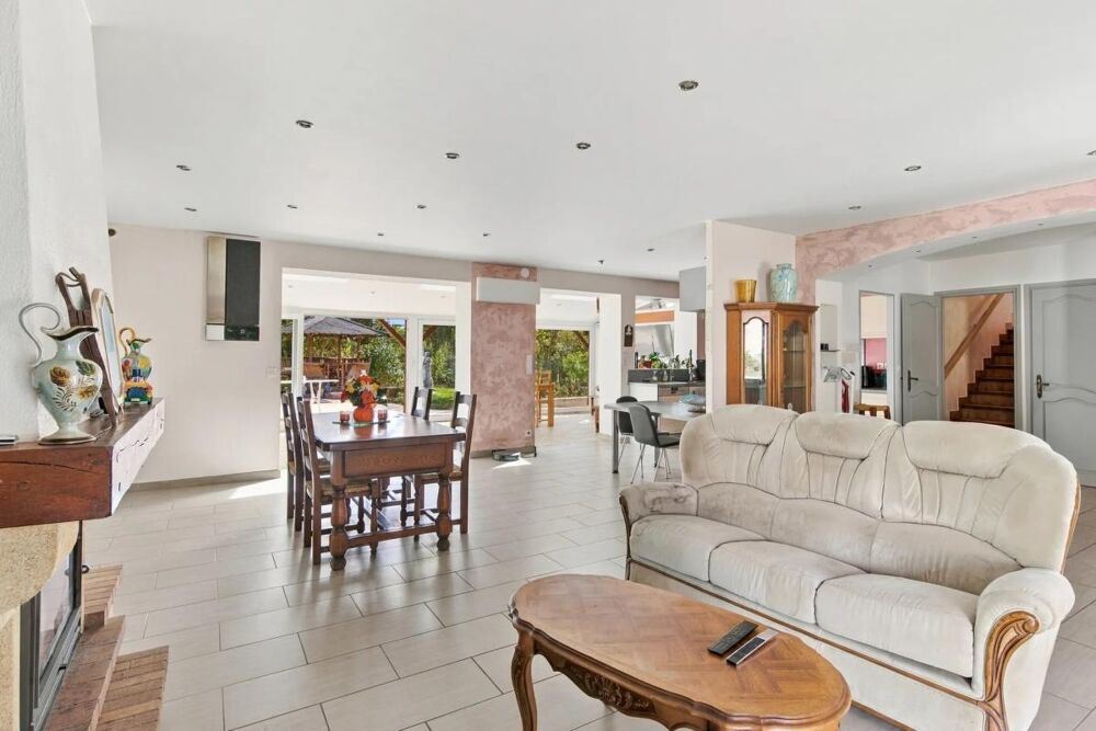Vente Maison Maison familiale de 226 m² avec grand jardin, espace bien-être et préau semi-ouvert à Saint-Genis-Laval Saint genis laval